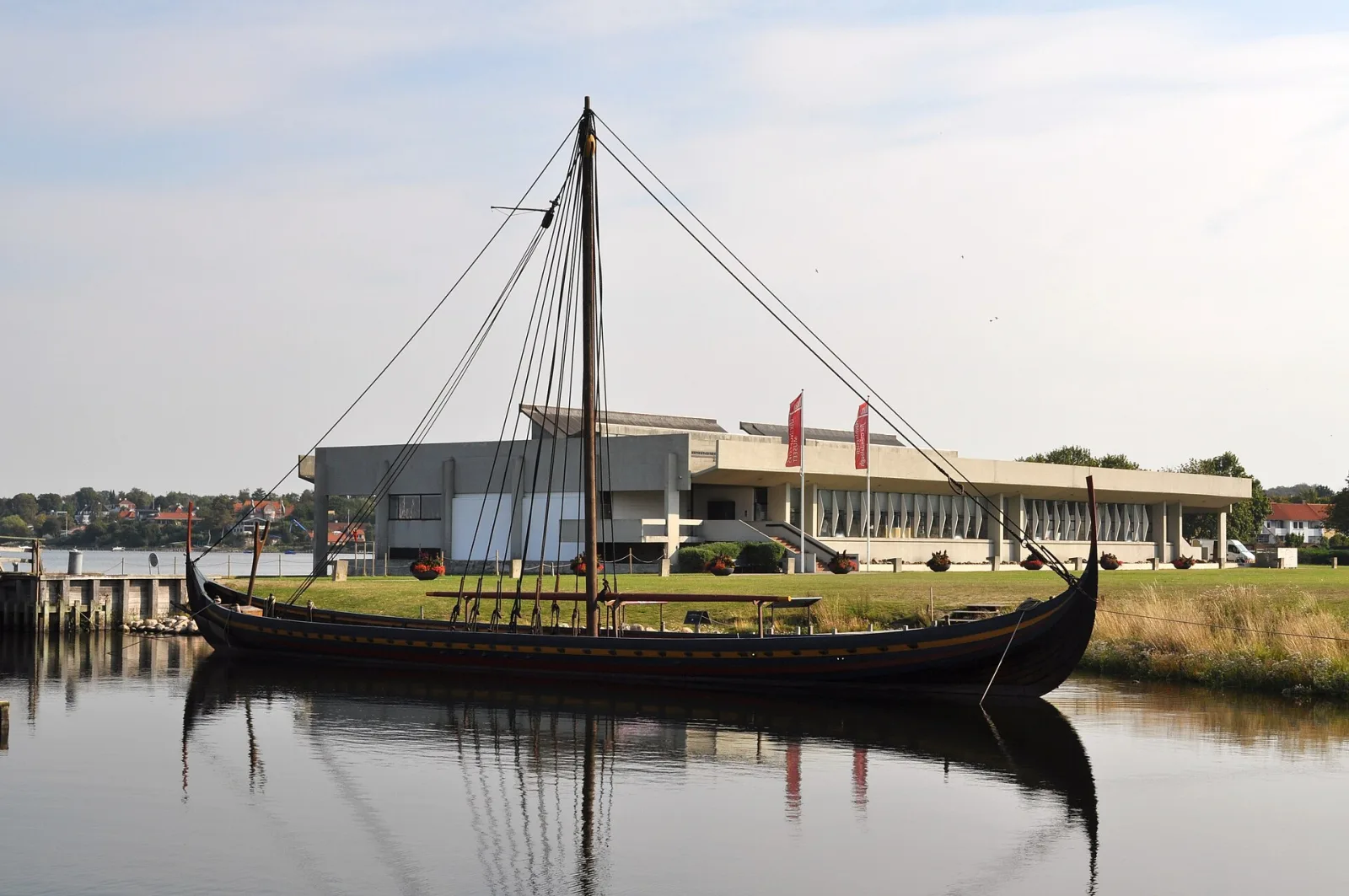 Det rekonstruerede vikingeskib Havhingsten foran Vikingeskibsmuseet i Roskilde