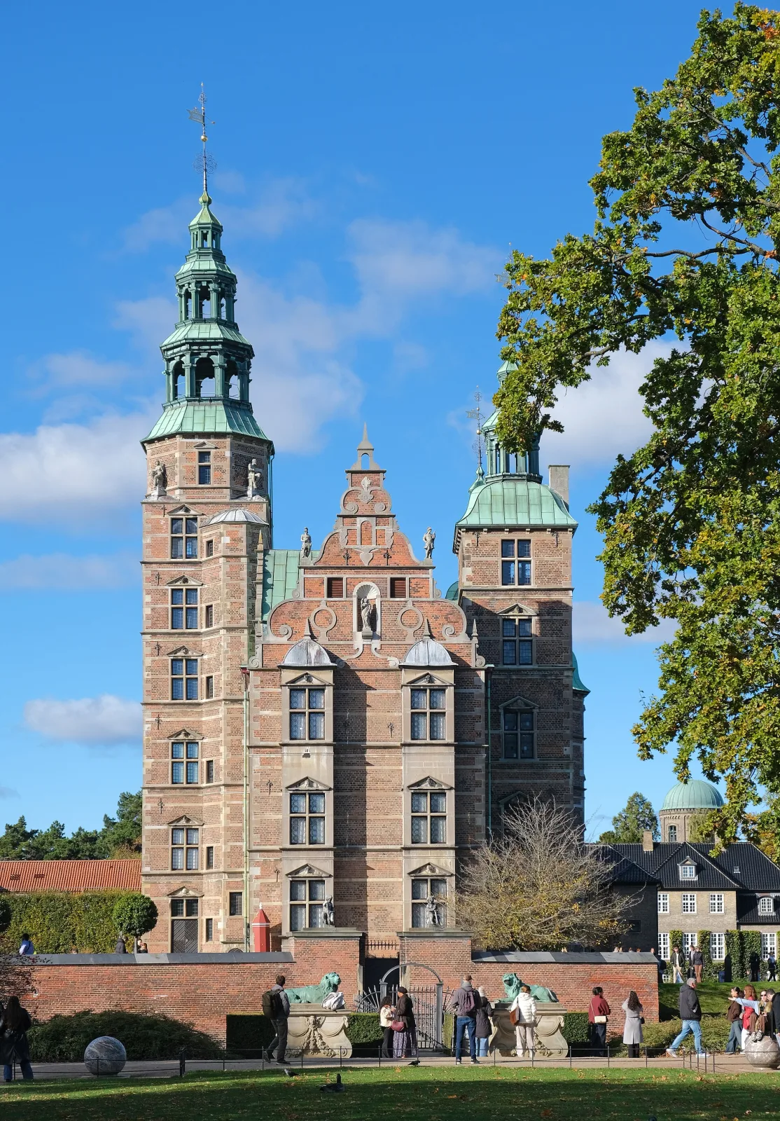 Rosenborg Slot med sine tårne i Kongens Have i København