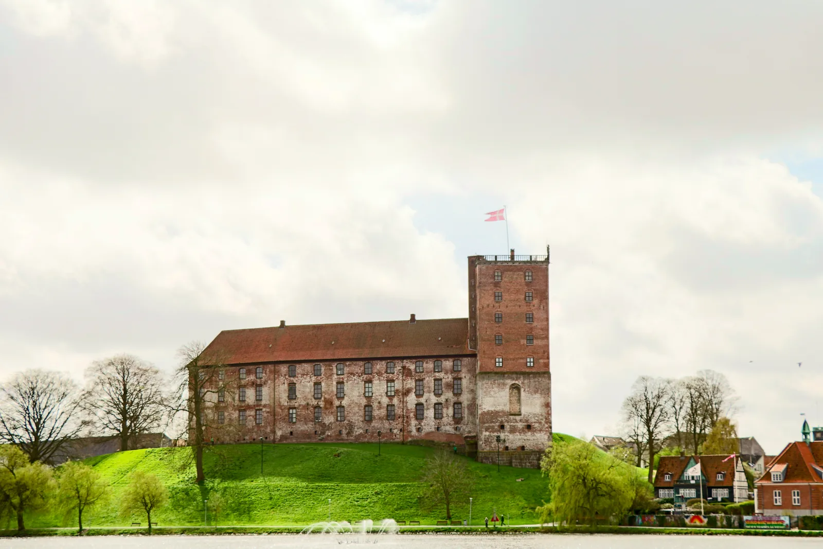 Koldinghus i Kolding med historisk slotstårn og slotsanlæg – foto fra Wikimedia Commons