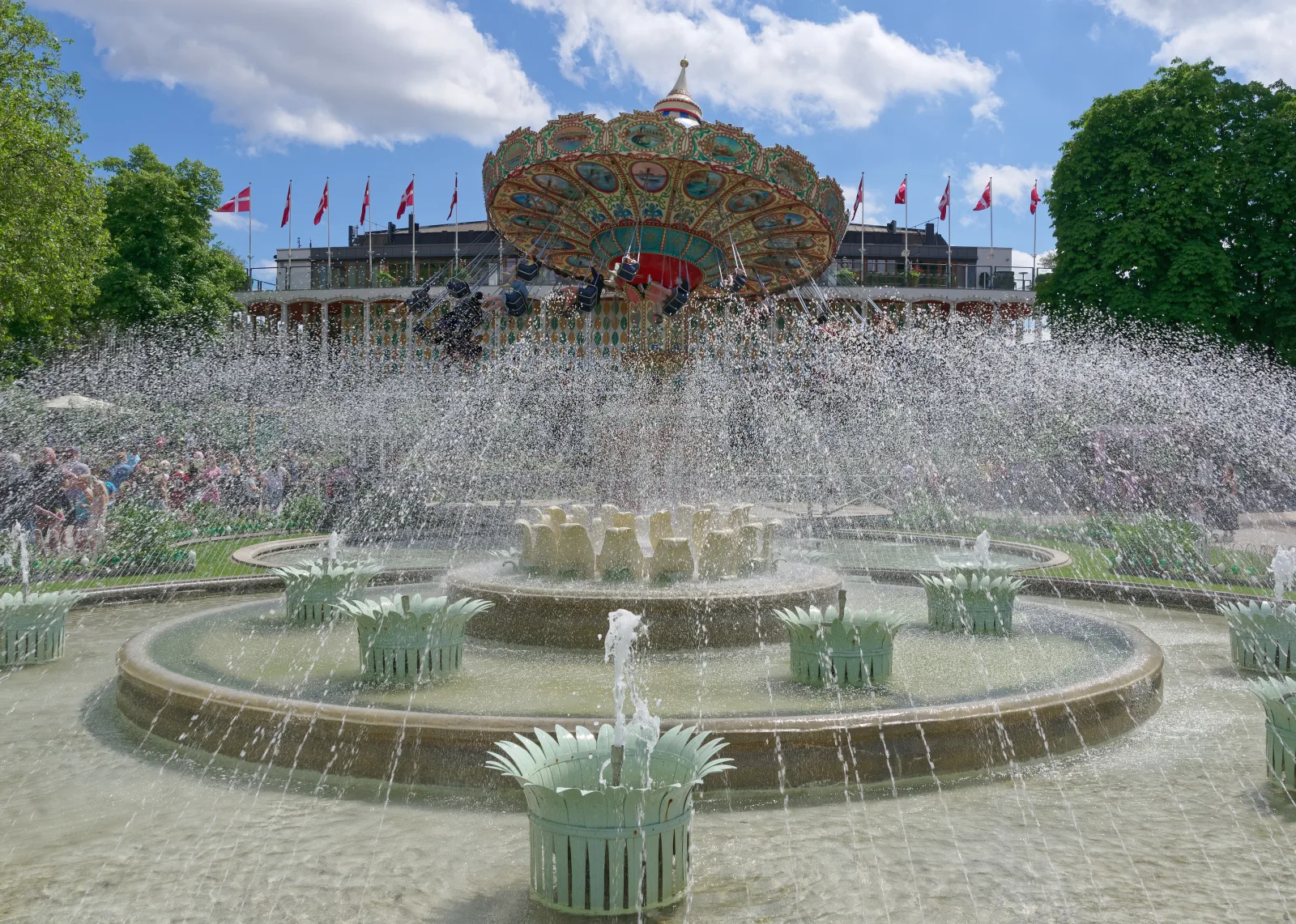 Springvand og karrusel i Tivoli i København