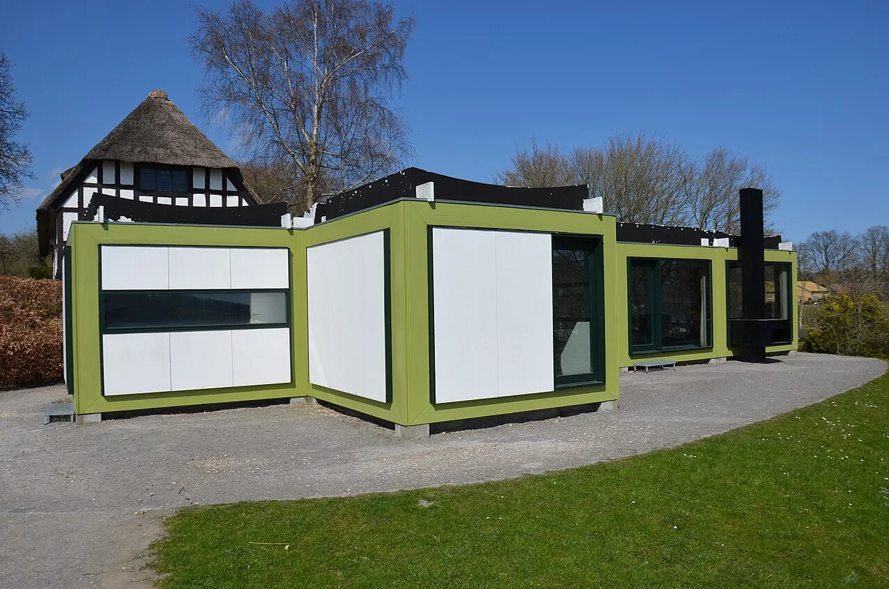 Kubeflex von Arne Jacobsen auf dem Gelände von Trapholt in Kolding