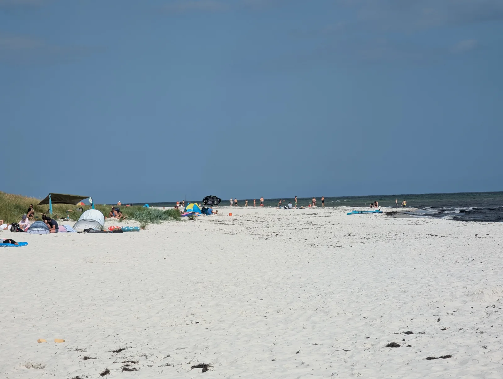 Dueodde Strand auf Bornholm mit weißem Sand und Ostsee