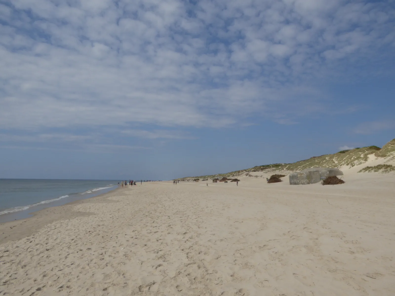 Søndervig Strand mit Nordsee, Sand, Dünen und Bunkern – Foto bei Wikimedia Commons