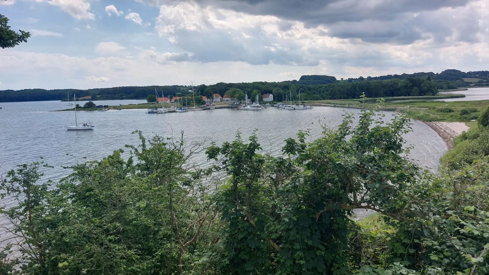 Badegewässer: KALVØ – Foto bei Wikimedia Commons
