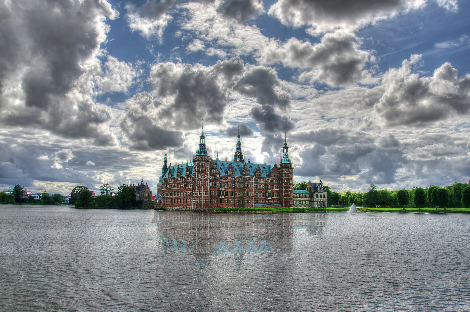 Frederiksborg Slot ved slotssøen i Hillerød