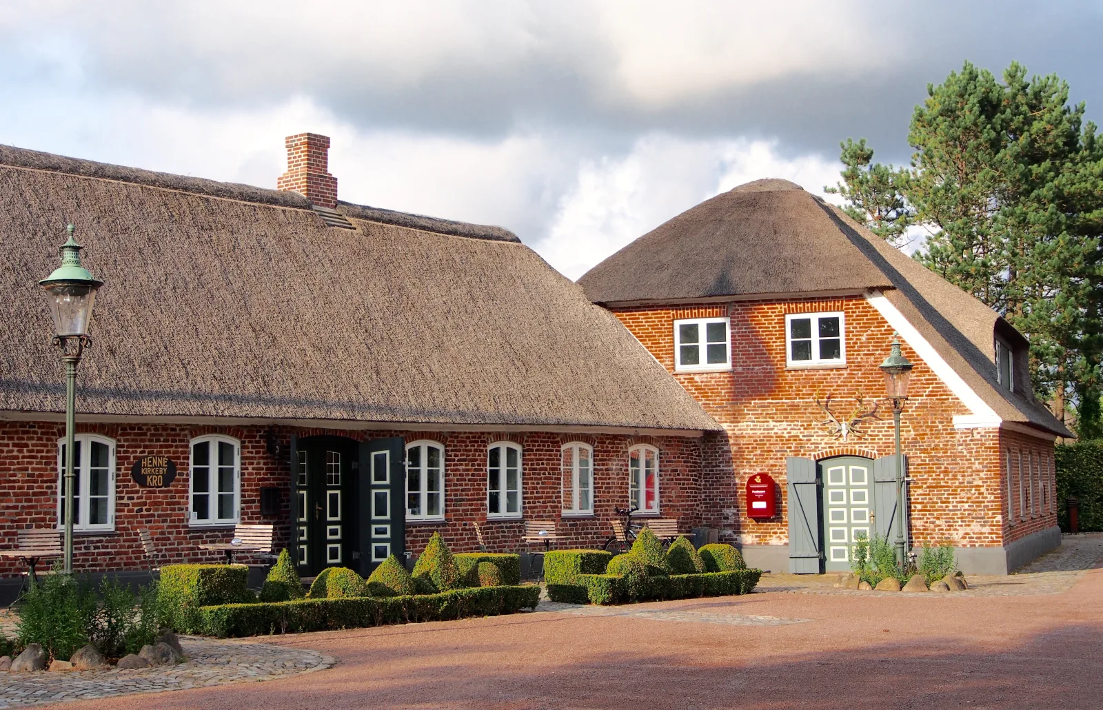 Henne Kirkeby Kro – foto fra Wikimedia Commons