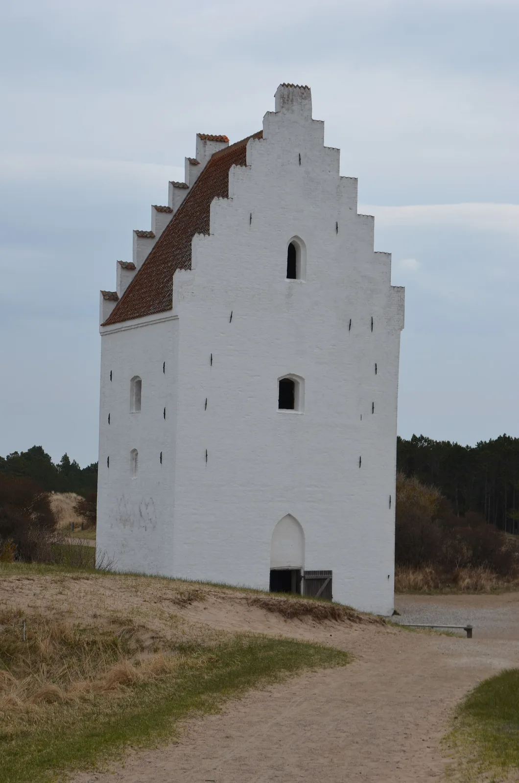 Den Tilsandede Kirke – foto fra Wikimedia Commons