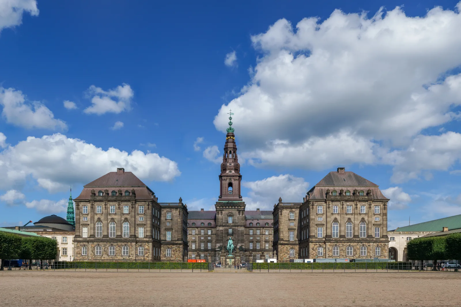 Christiansborg Slot i København med slots­tårn og rytterstatue