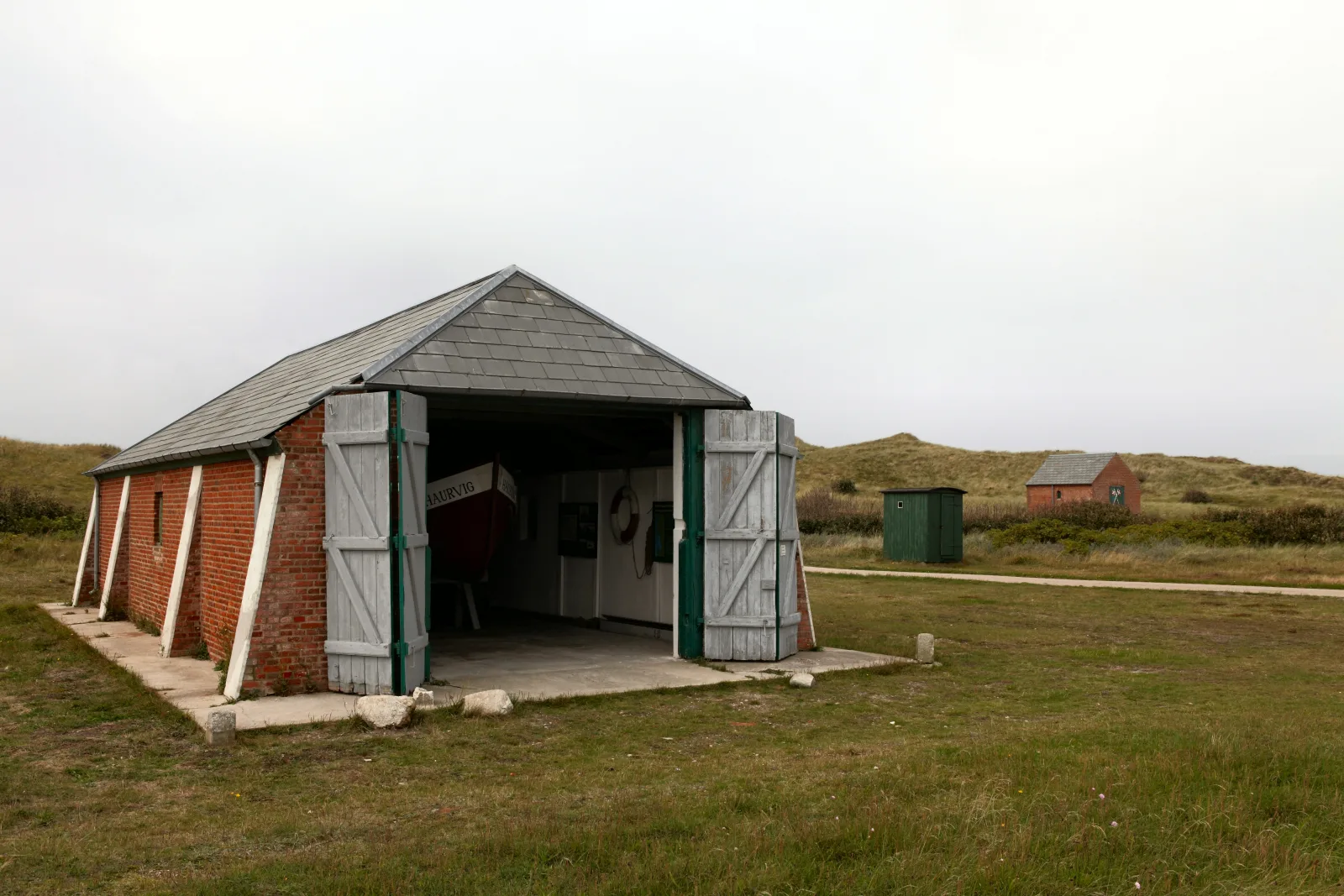 Historisk redningsstation i Haurvigs klitlandskab – foto fra Wikimedia Commons