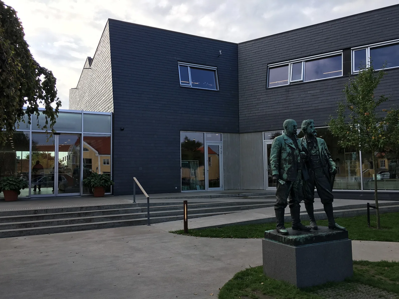 Eingang des Skagens Museum mit Skulptur von Michael Ancher und P. S. Krøyer