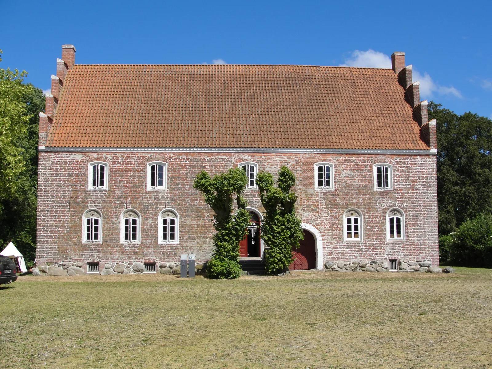 Østergaard – Foto von Ramskov auf Wikimedia Commons (public domain)