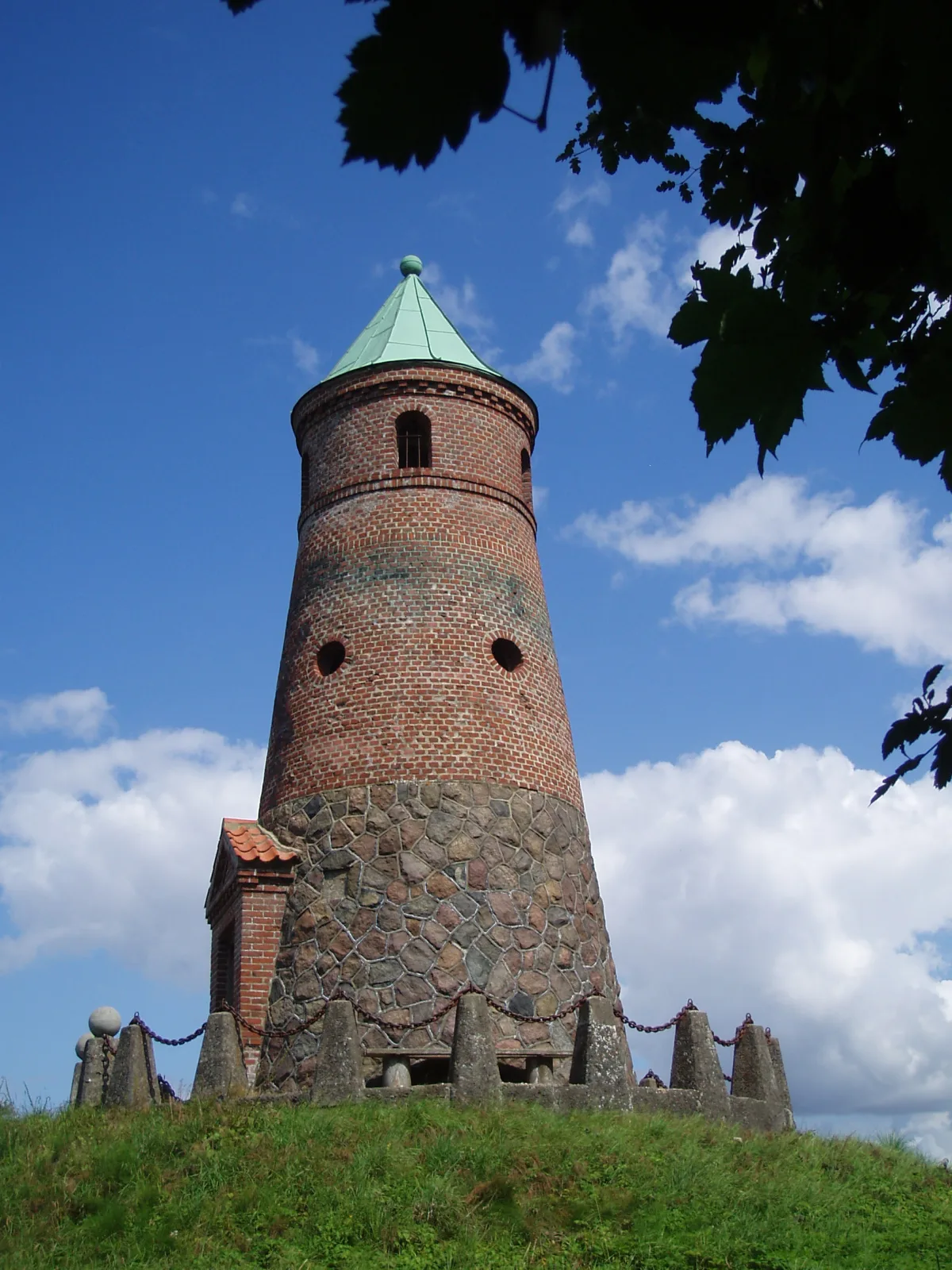 Todbjerg Tårnet – foto af Kajaj på Wikimedia Commons (public domain)