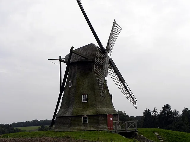 Blåbæk Vindmølle – foto af Halina Frederiksen på Wikimedia Commons (cc-by-3.0)