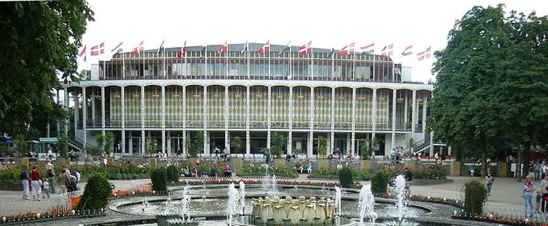 Tivolis Koncertsal – foto af Tivoli_Concert_Hall.JPG : Lala Lugo derivative work: Ipigott ( talk ) på Wikimedia Commons (cc-by-sa-3.0)