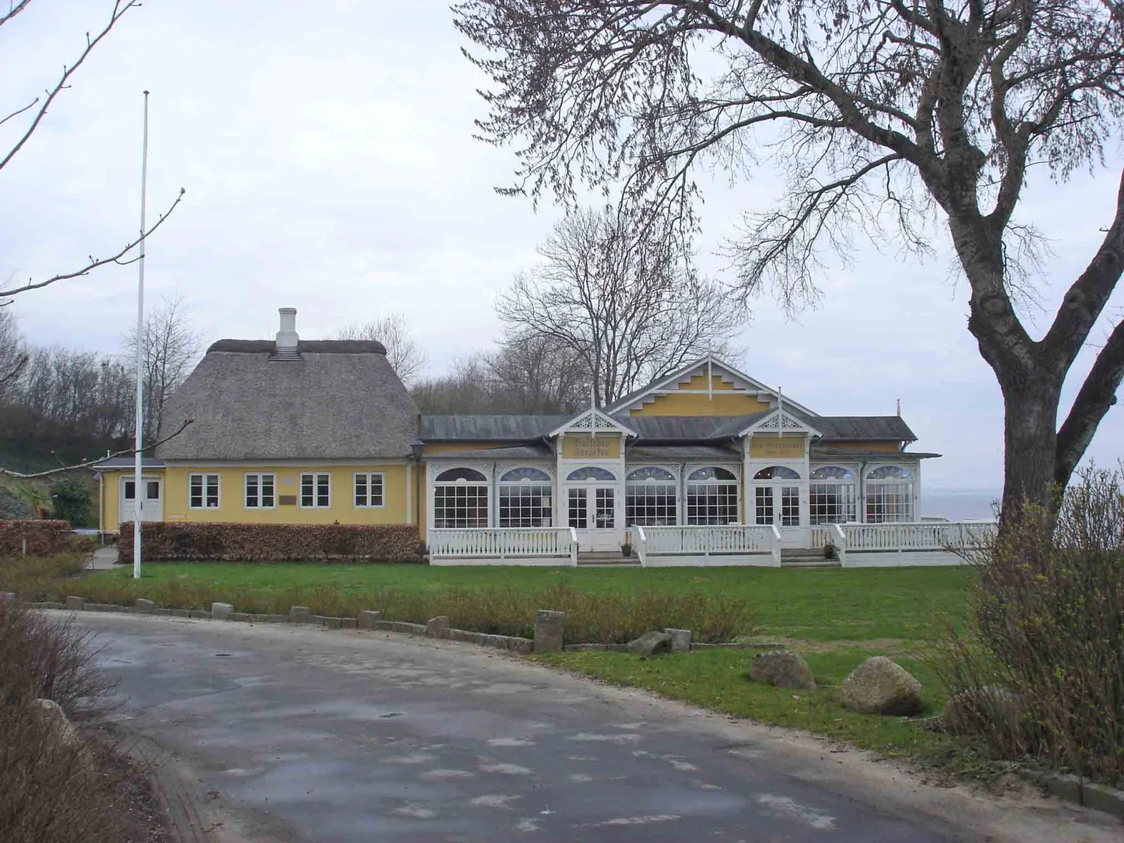 Ballebro Færgekro – foto af Beethoven9 på Wikimedia Commons (cc-by-sa-4.0)