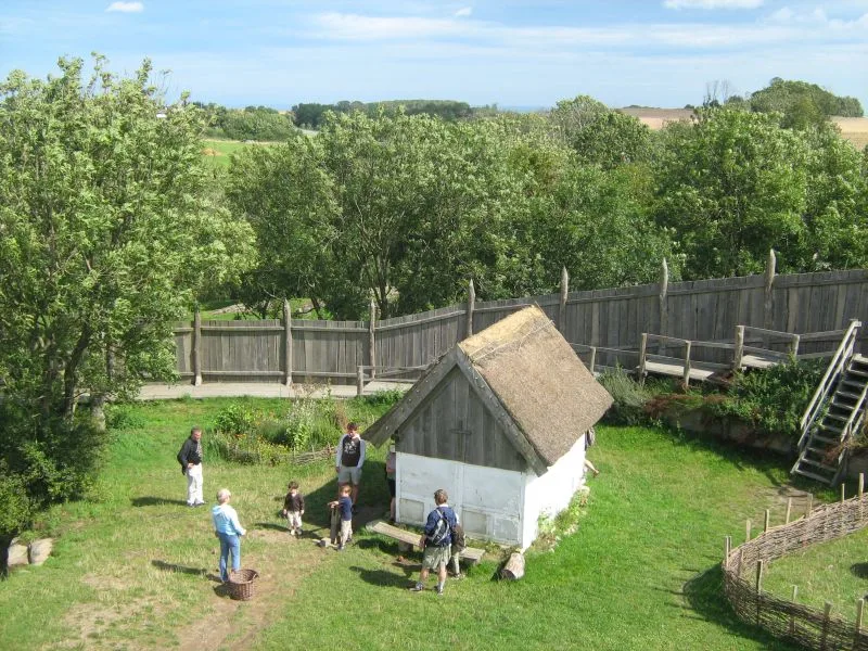 Bornholms Middelaldercenter – foto af Tine på Wikimedia Commons (cc-by-sa-3.0)