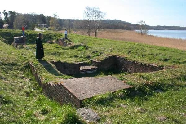 Dronningholm Slotsruin – Foto von Kresten Hartvig Klit at Danish Wikipedia auf Wikimedia Commons (cc-by-sa-2.5)