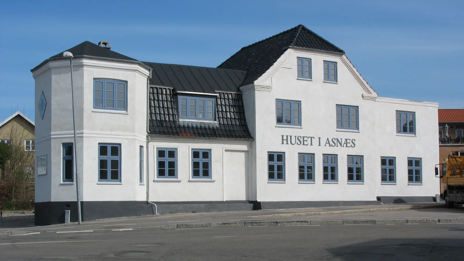Huset i Asnæs – foto af No machine-readable author provided. Hubertus assumed (based on copyright claims). på Wikimedia Commons (cc-by-sa-2.5)