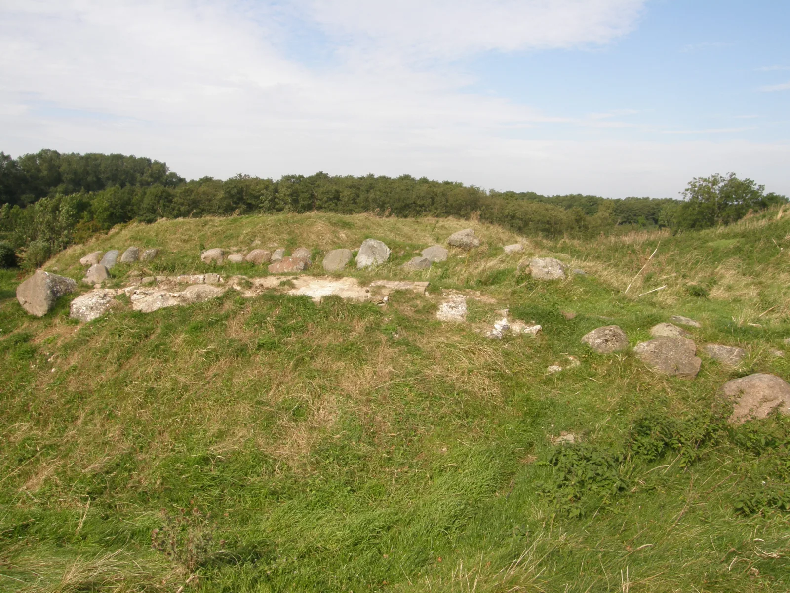 Ravnsborg Voldsted – foto af Lars Bo Wassini på Wikimedia Commons (cc-by-sa-3.0)
