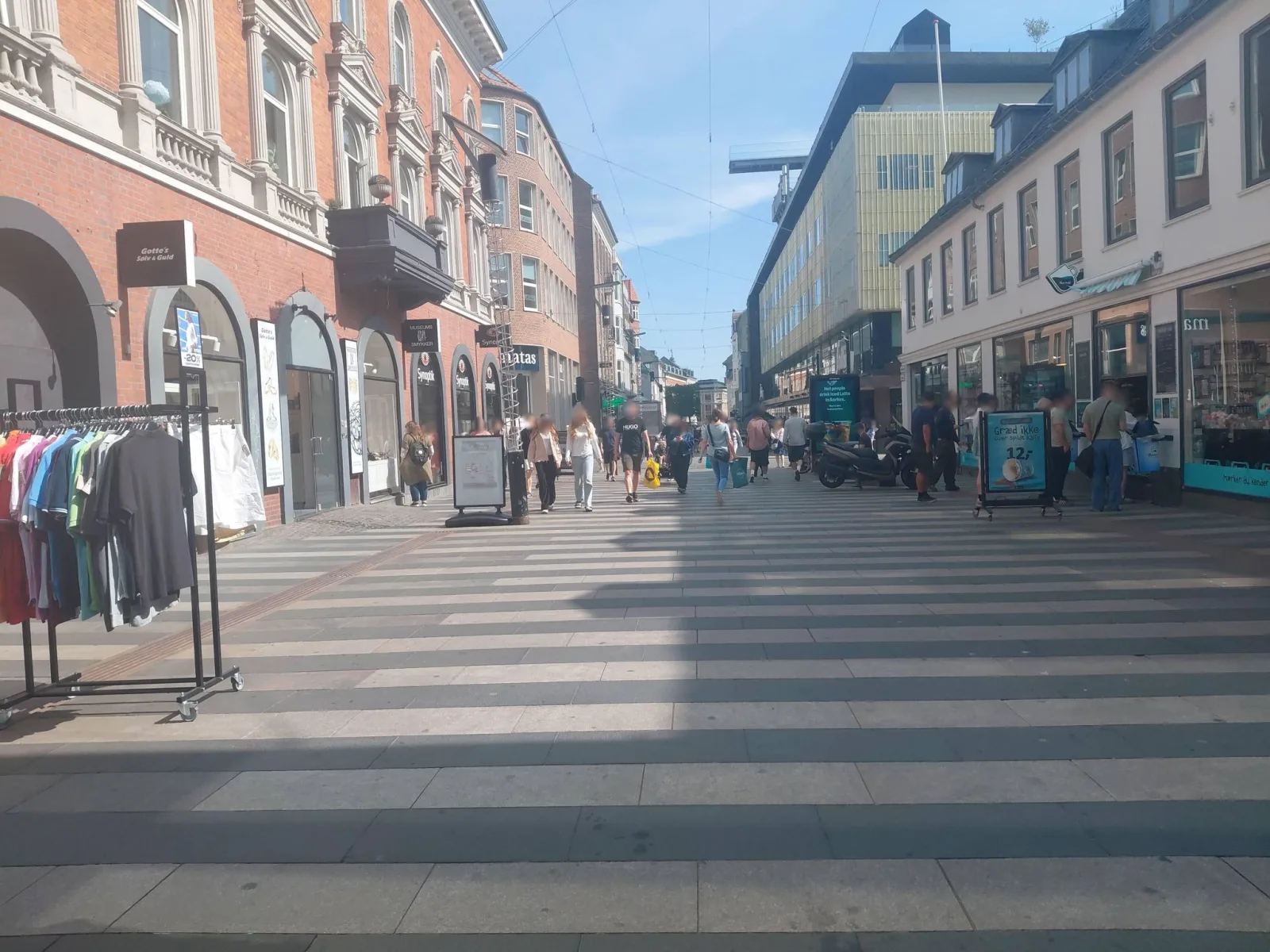Mapillary-Foto in der Nähe von Restaurant L`øst