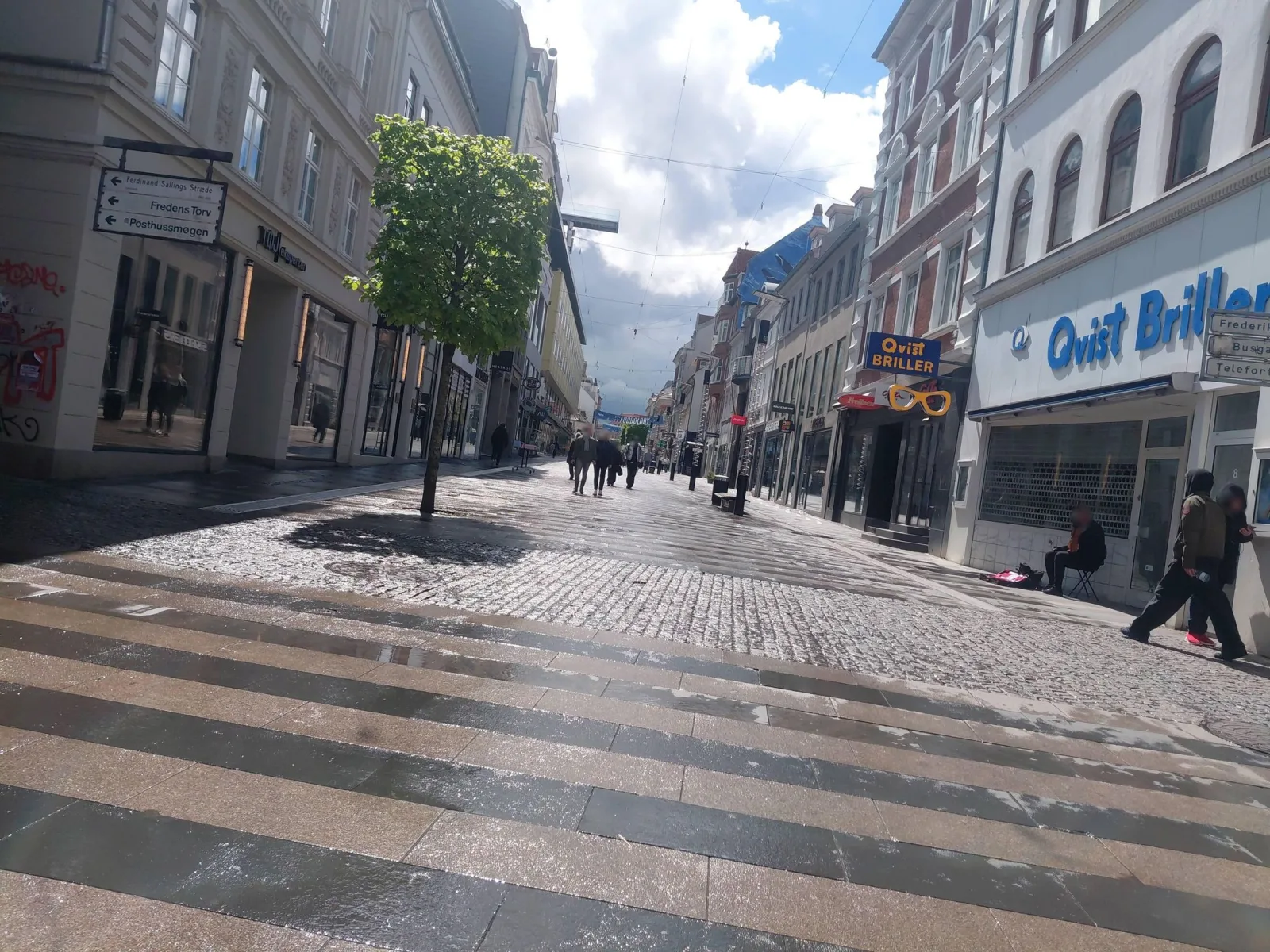 Mapillary-Foto in der Nähe von Shared Beauty