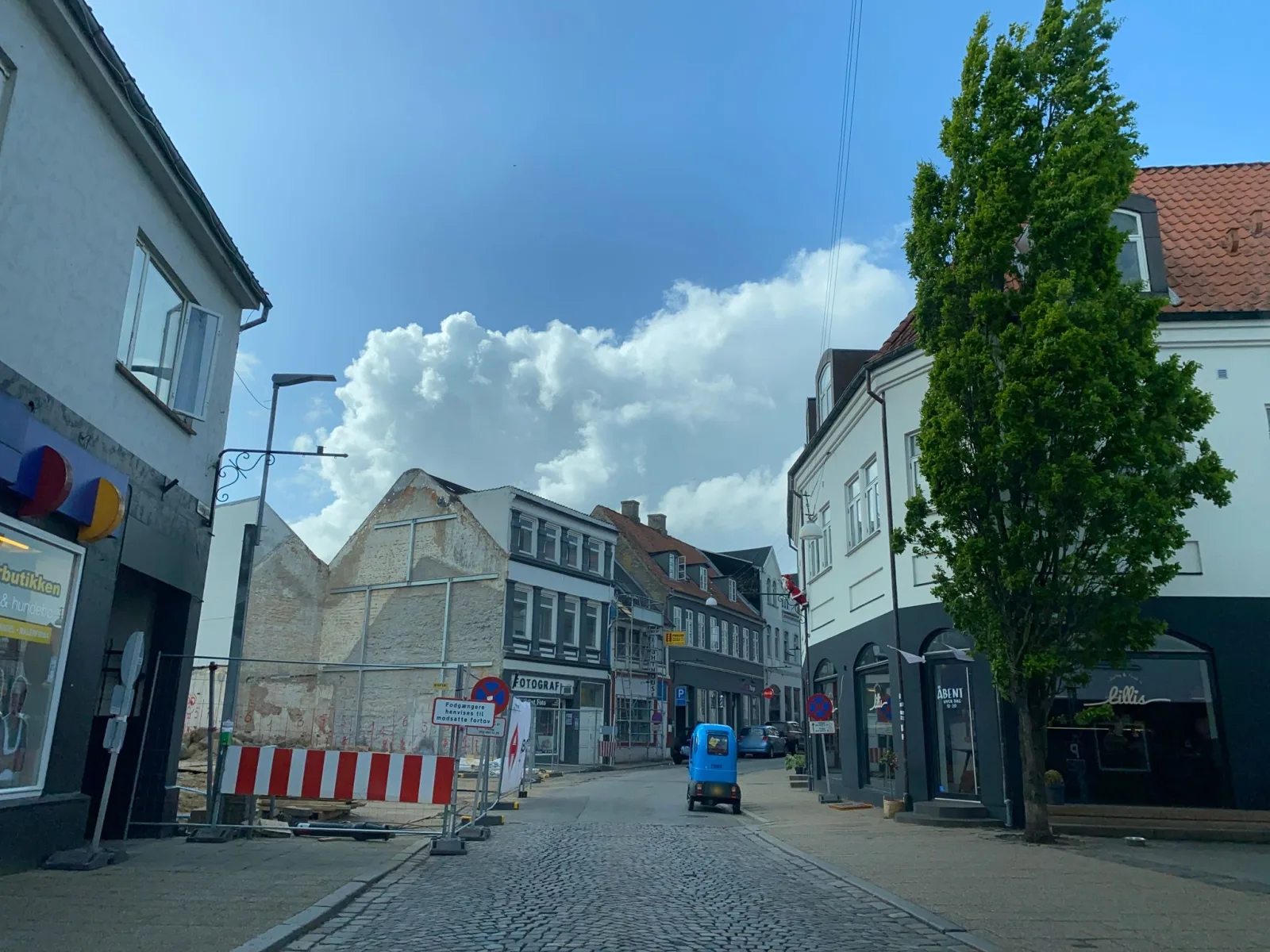 Mapillary-foto nær Yummy Pizza
