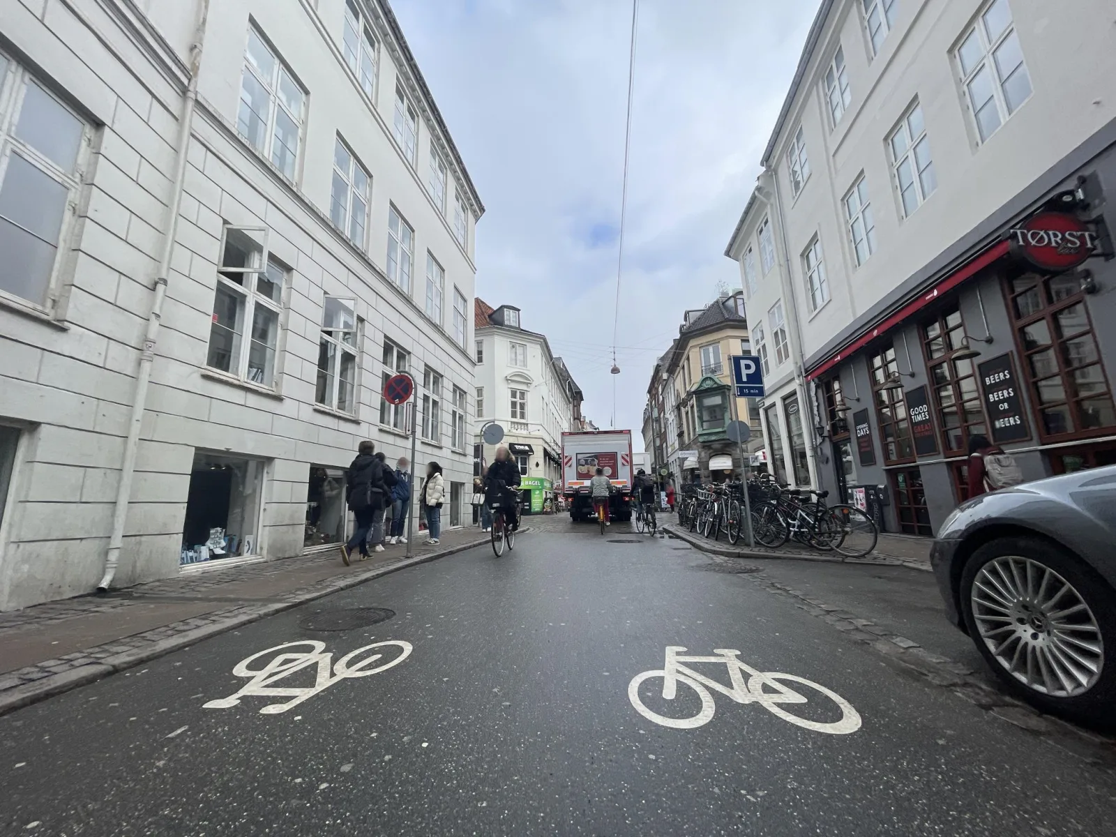 Mapillary-Foto in der Nähe von Kong Pizzaria