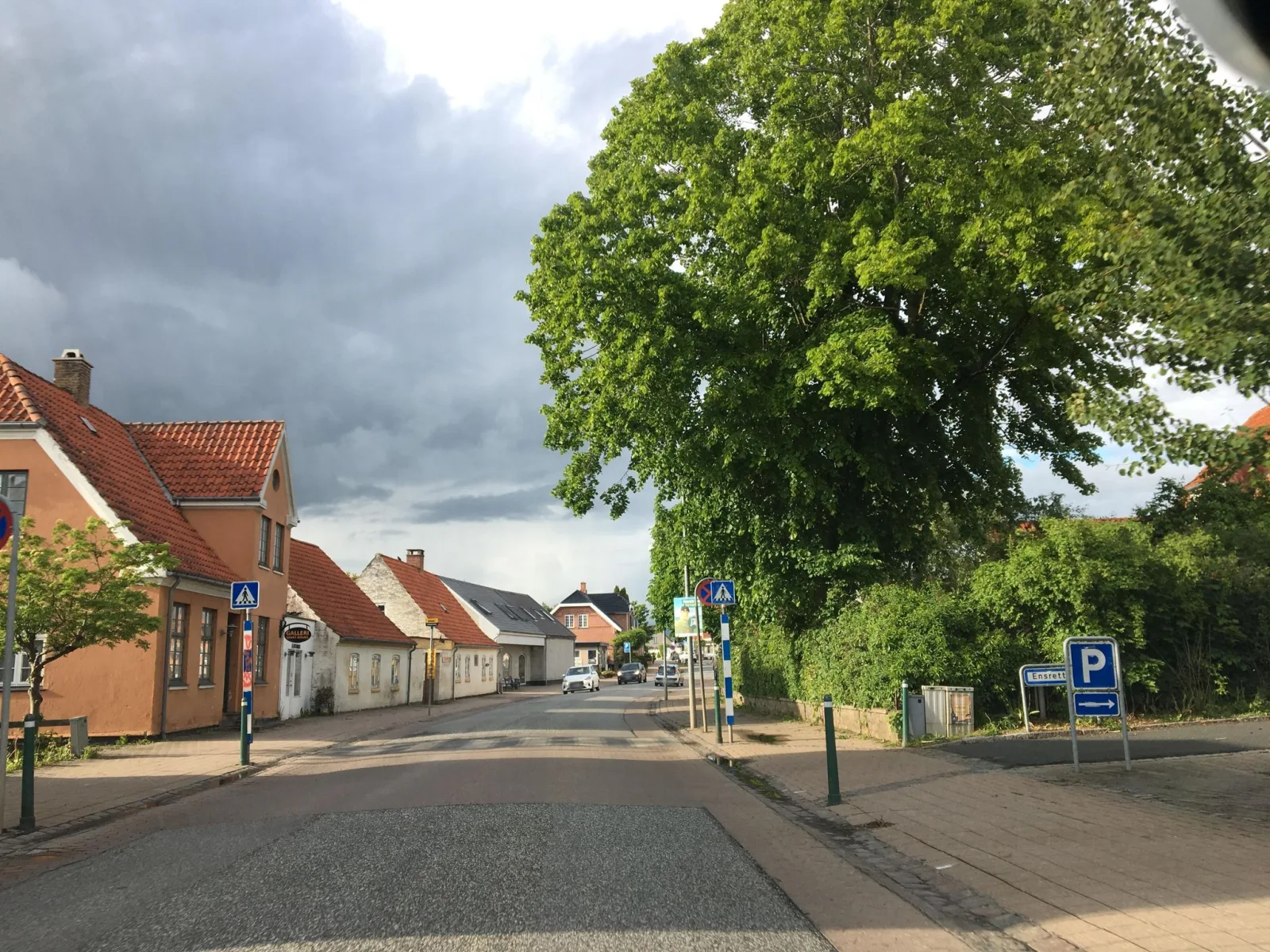Mapillary-Foto in der Nähe von Kongens Café & Pizza