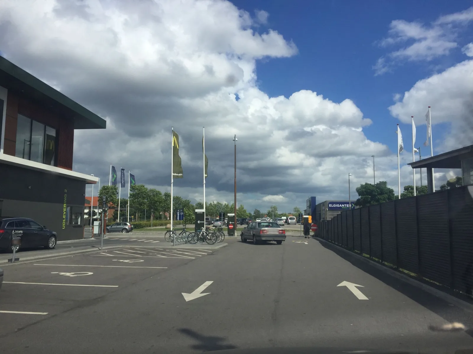 Mapillary-foto nær McDonald's