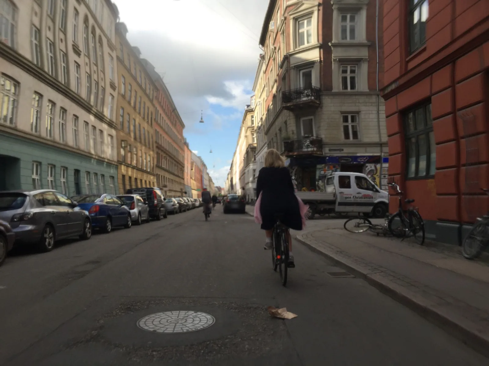 Mapillary-Foto in der Nähe von Mosaic - Gallery og Cafe