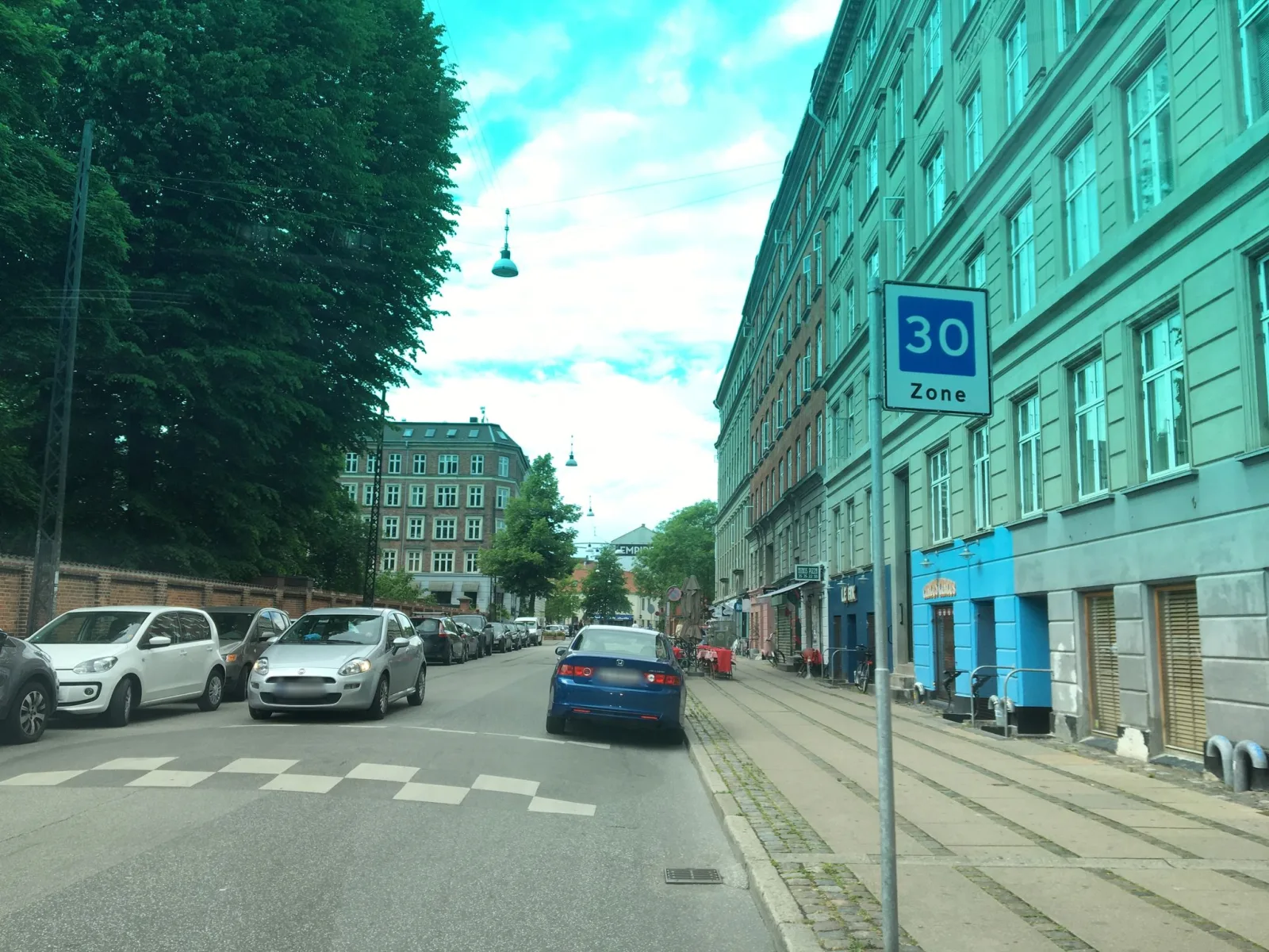 Mapillary-foto nær Ninos Delikatesse