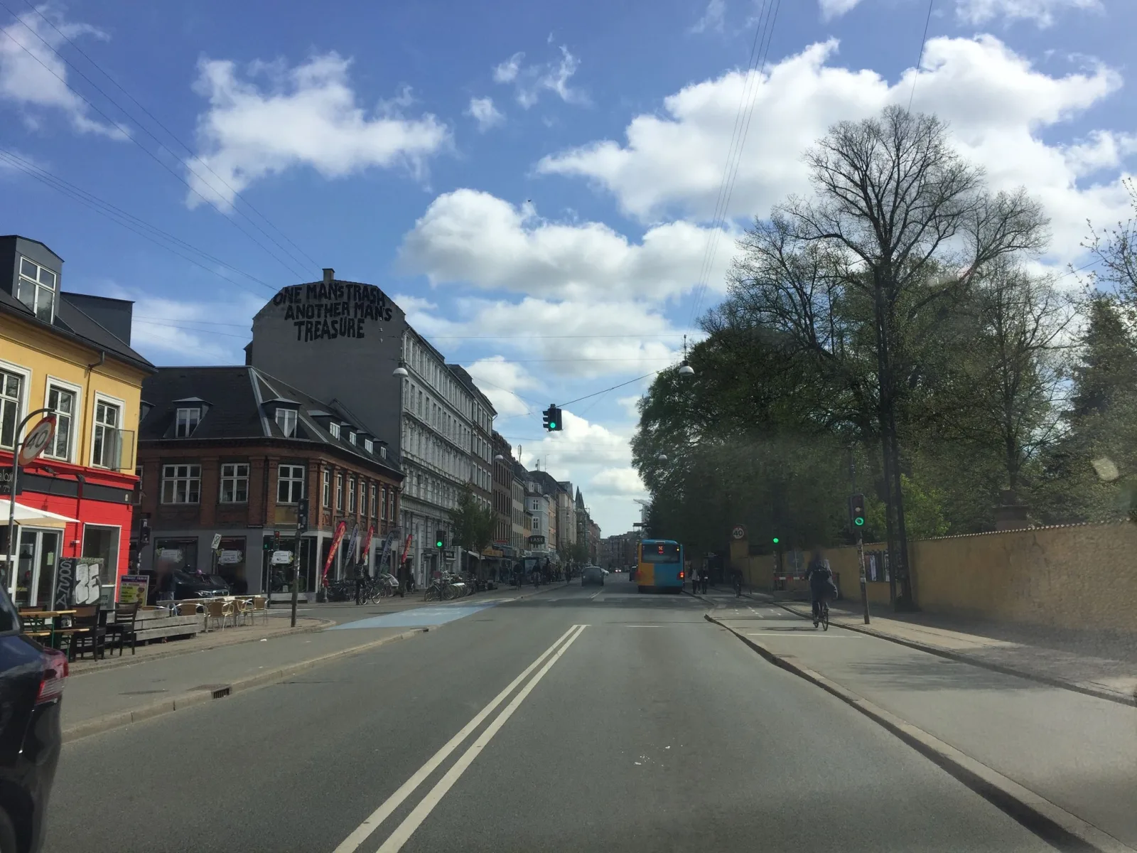 Mapillary-foto nær Noah S sandwich og Juice