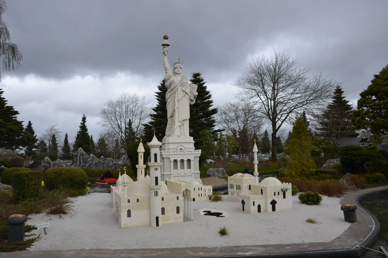Mapillary-Foto in der Nähe von LEGO Create & Play