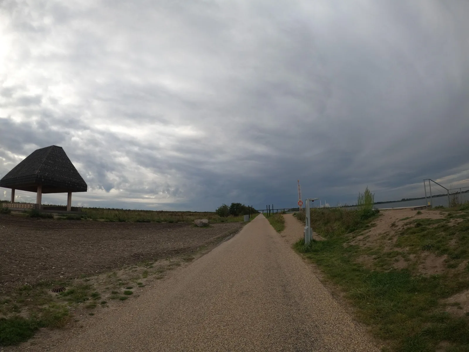 Mapillary-Foto in der Nähe von Badegewässer: BYSKOVEN BADEZONE