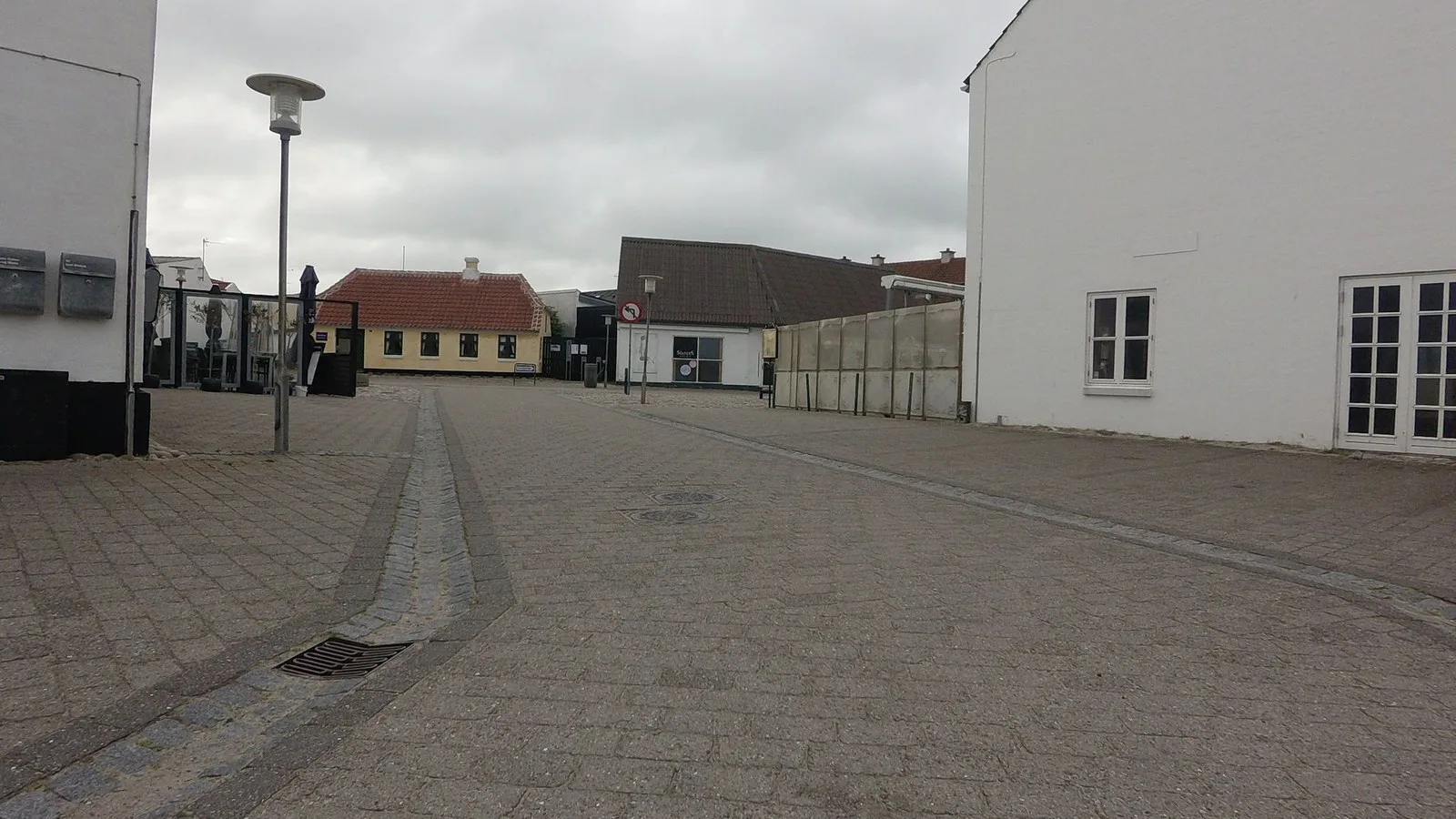 Mapillary-foto ved Badegewässer: NORDRE STRANDVEJ, UD FOR NEDKØRSEL
