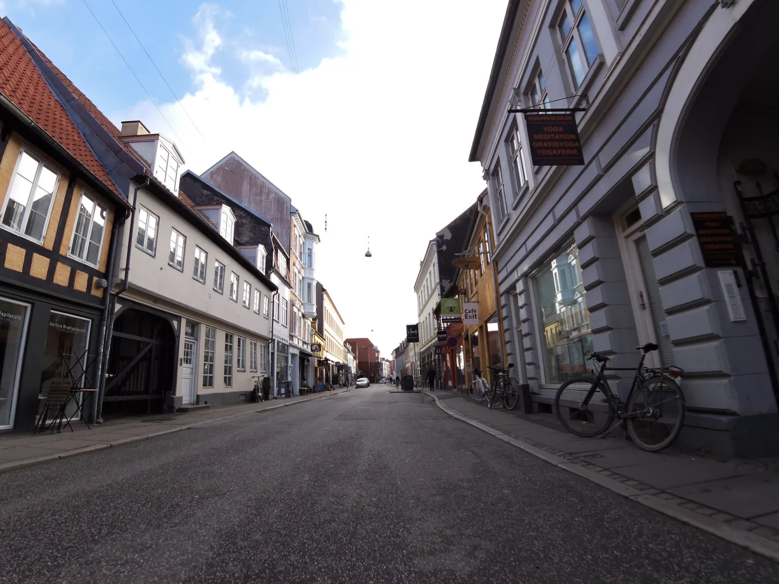Mapillary-Foto in der Nähe von Yogaskolen