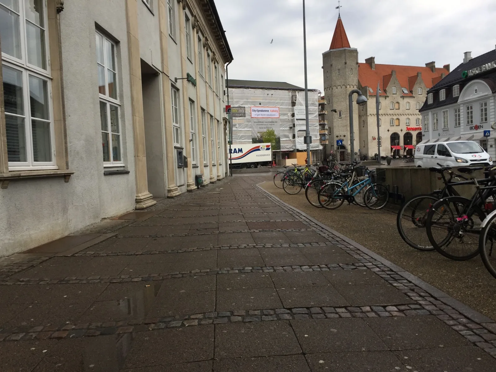 Mapillary-foto nær Starbucks