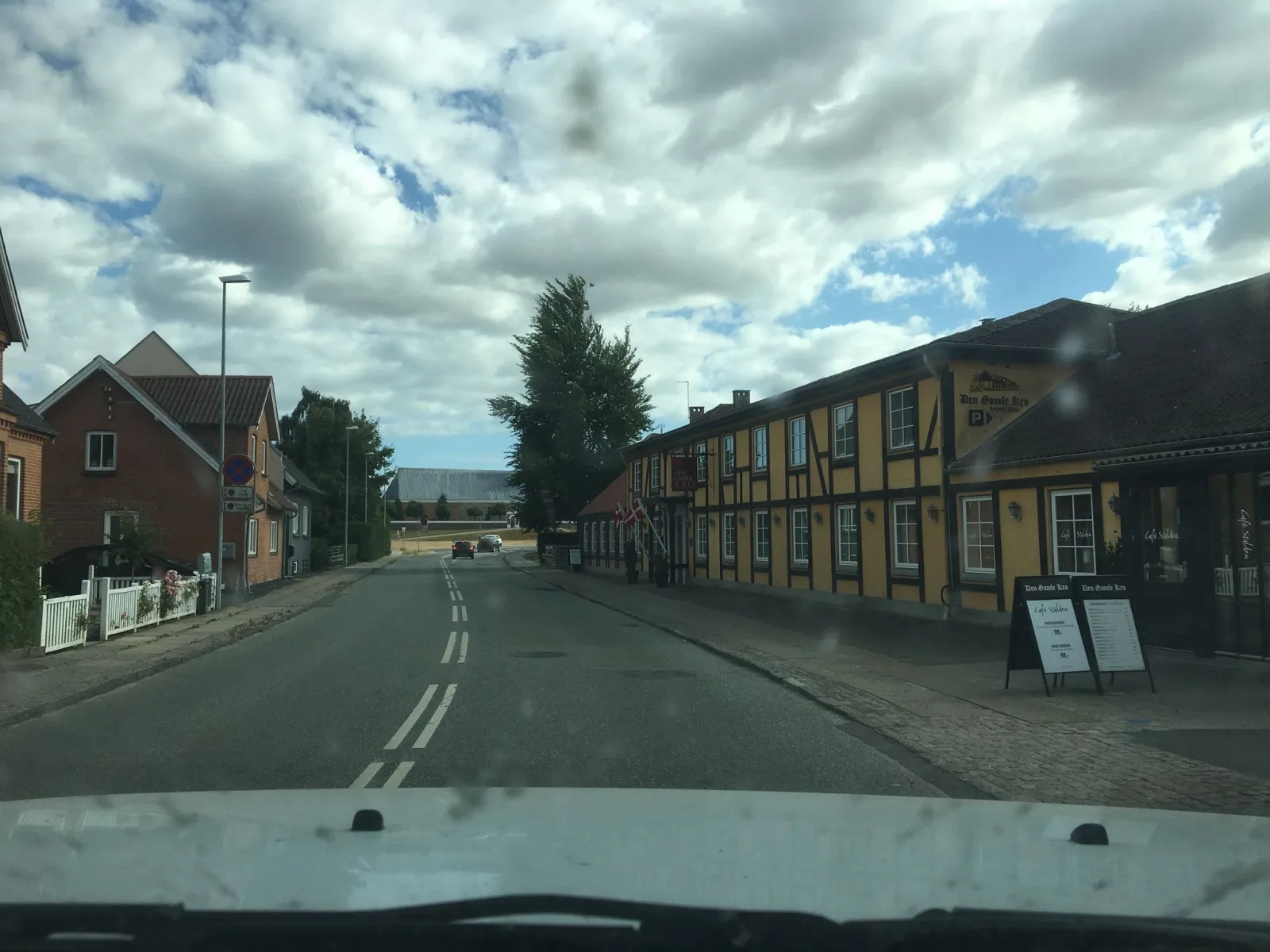 Mapillary-Foto in der Nähe von Kanisthas Thai Restaurant og Takeaway