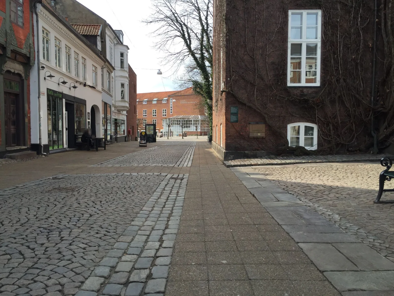 Mapillary-Foto in der Nähe von La ville Café & Brasserie