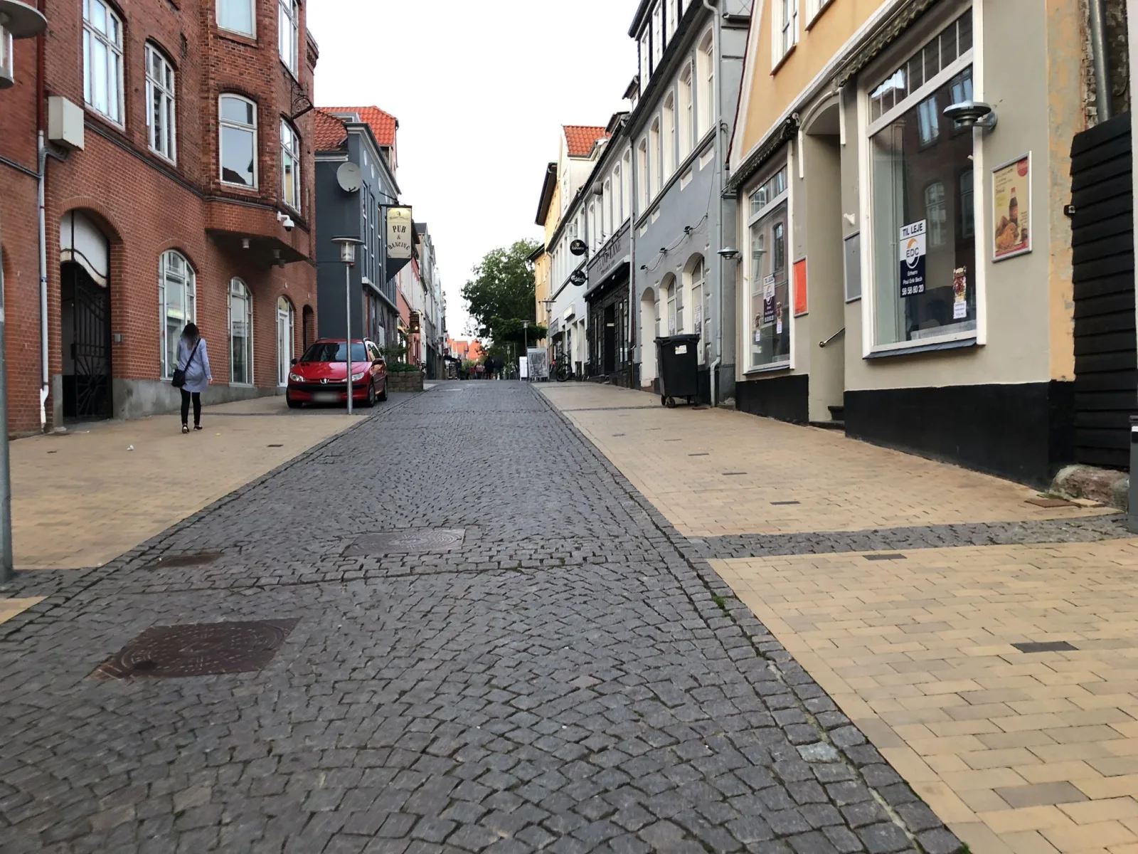 Mapillary-Foto in der Nähe von Lazy Dog Burgers