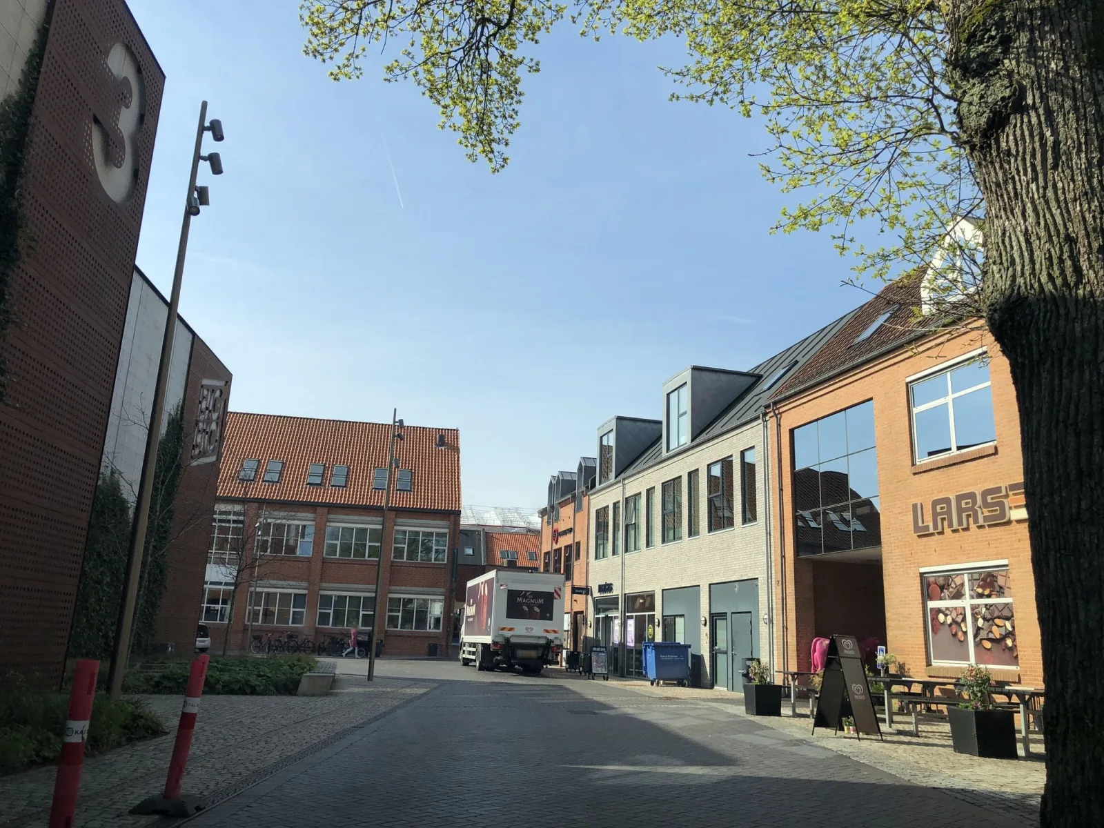 Mapillary-foto nær Larsen - Is, Godter, Gaver