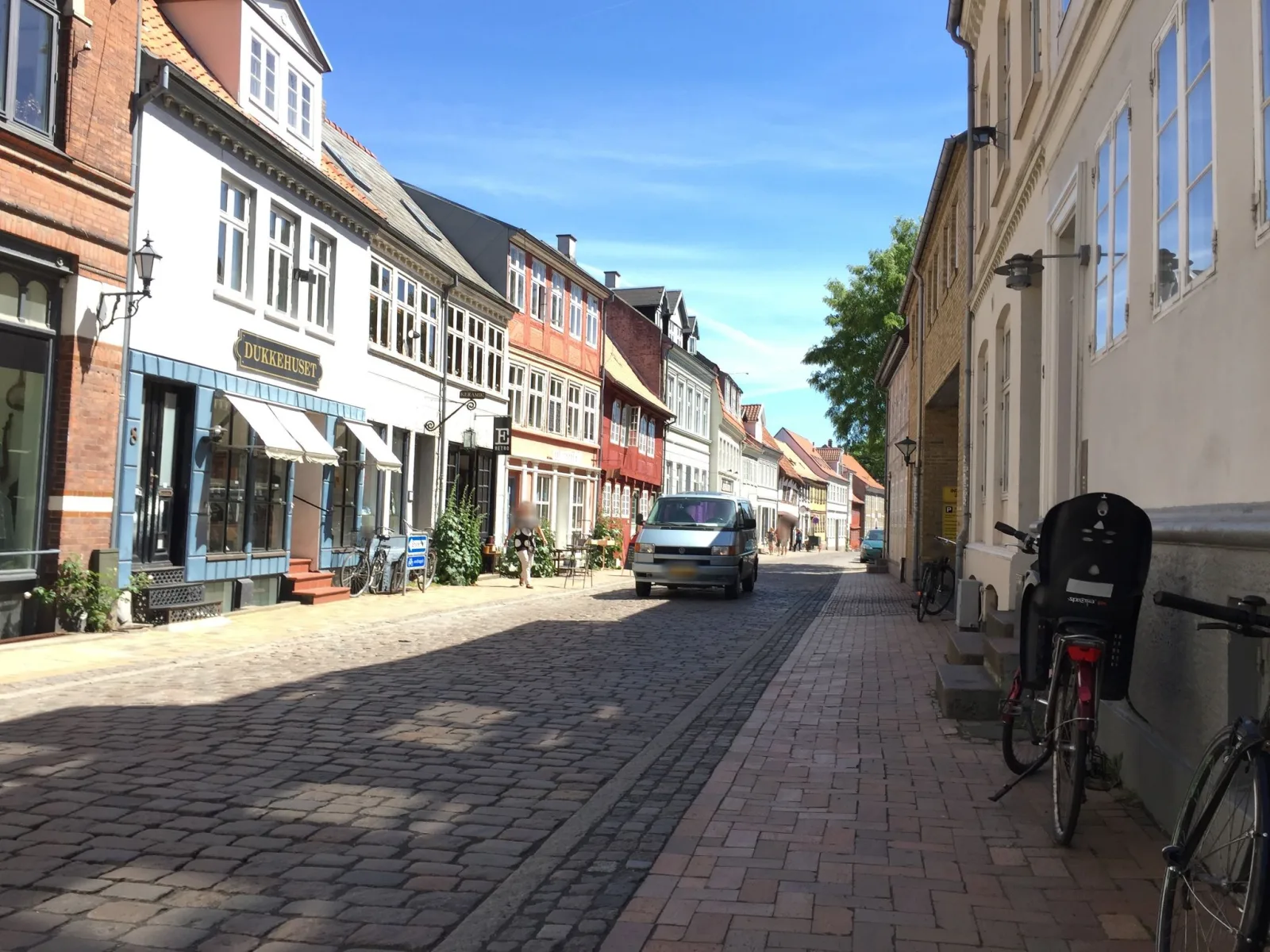 Mapillary-Foto in der Nähe von Nelles Coffee & Wine
