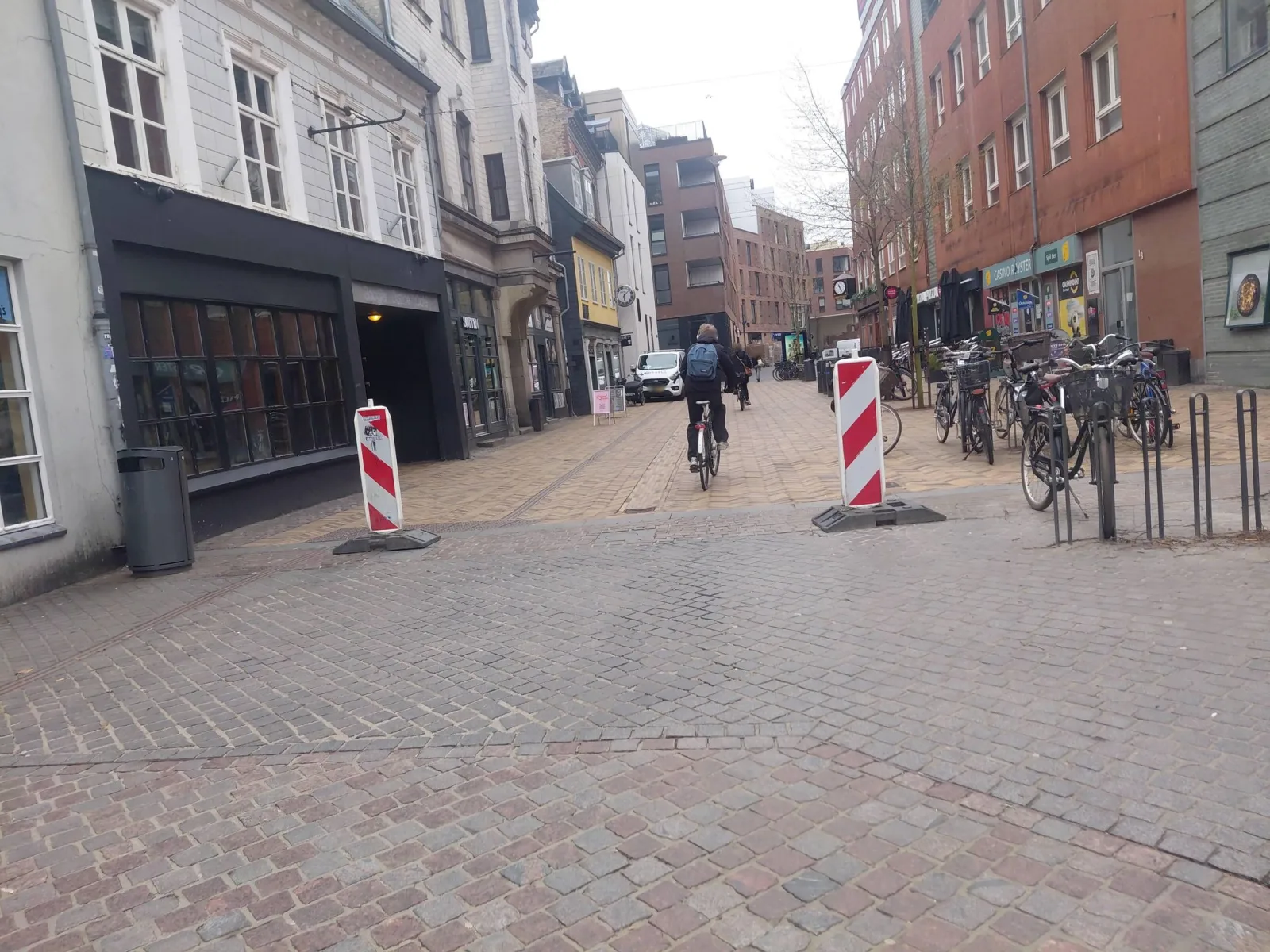 Mapillary-foto nær Pizzapizza-Centrum