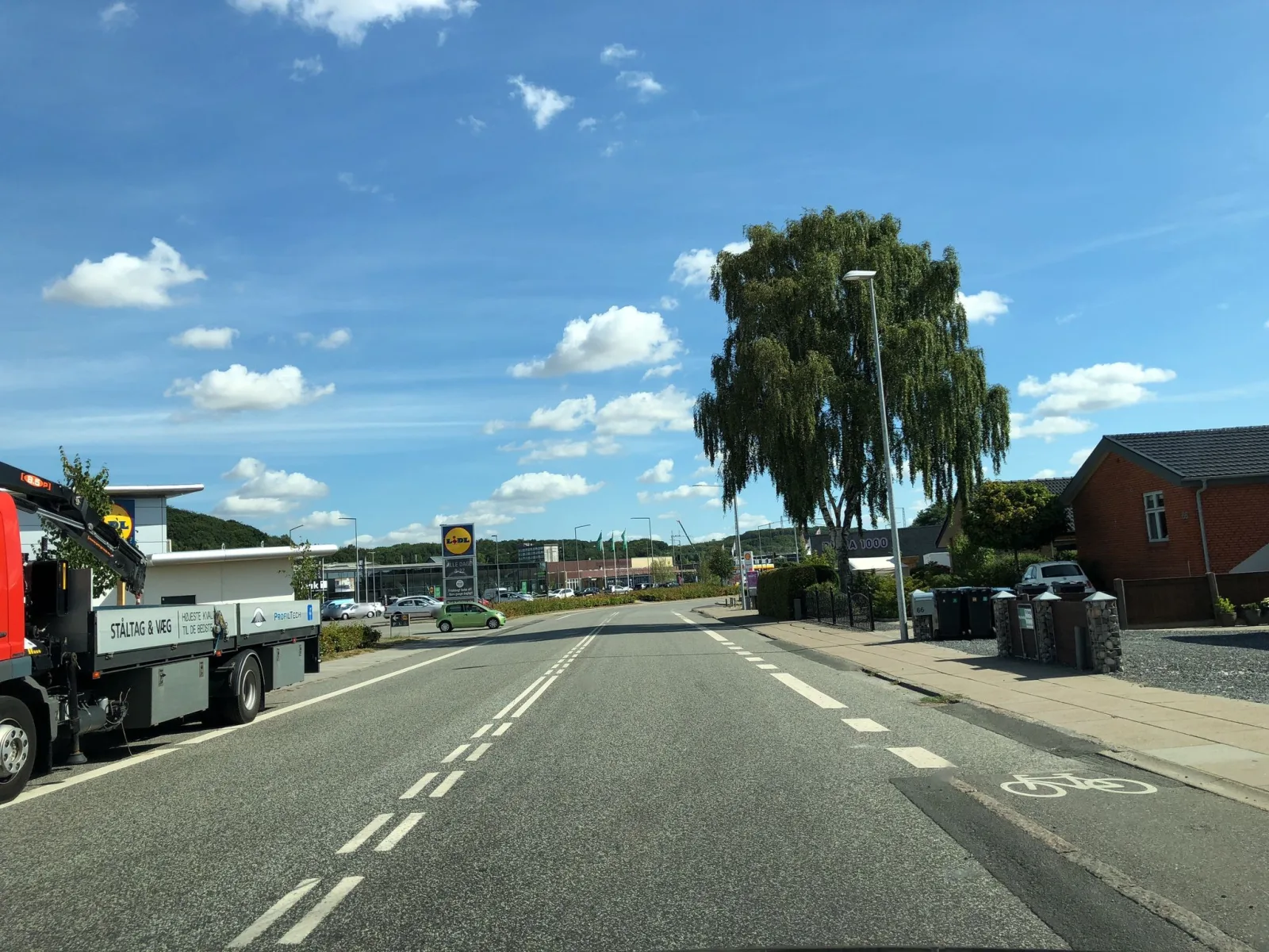 Mapillary-foto nær Pink Grill